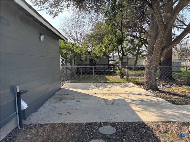 964 E Mountain Street, Seguin, TX 78155