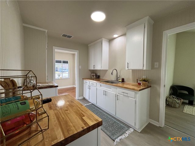 964 E Mountain Street, Seguin, TX 78155