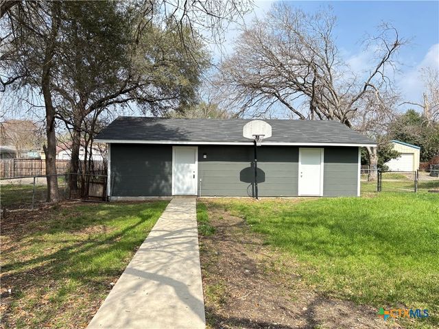 964 E Mountain Street, Seguin, TX 78155