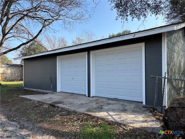 964 E Mountain Street, Seguin, TX 78155