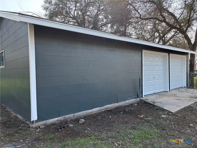 964 E Mountain Street, Seguin, TX 78155