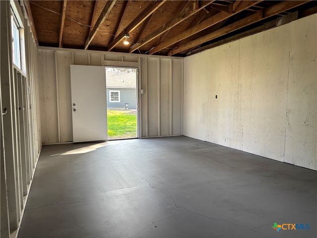 964 E Mountain Street, Seguin, TX 78155