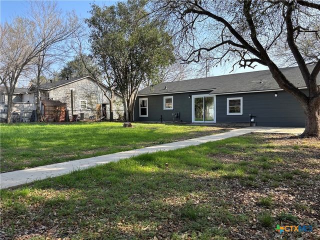 964 E Mountain Street, Seguin, TX 78155