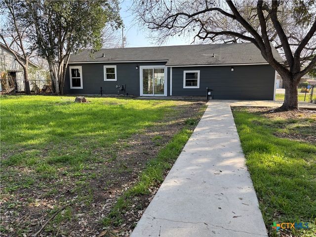 964 E Mountain Street, Seguin, TX 78155