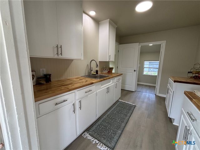 964 E Mountain Street, Seguin, TX 78155