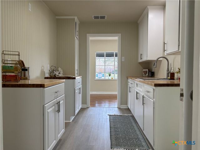 964 E Mountain Street, Seguin, TX 78155