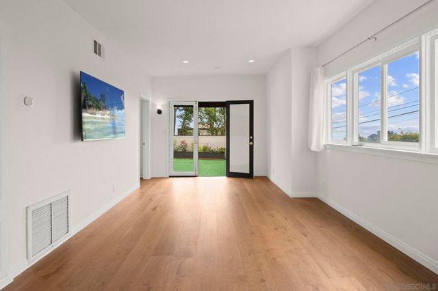 1052 N Kenter Ave, Los Angeles, CA 90049