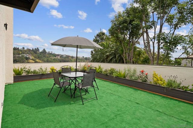 1052 N Kenter Ave, Los Angeles, CA 90049