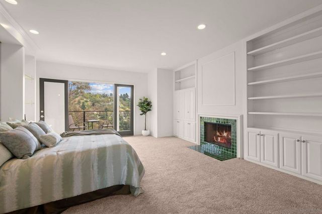 1052 N Kenter Ave, Los Angeles, CA 90049