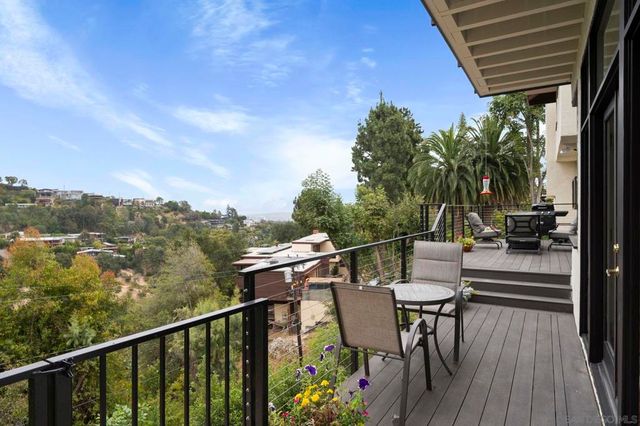 1052 N Kenter Ave, Los Angeles, CA 90049