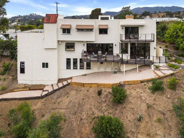 1052 N Kenter Ave, Los Angeles, CA 90049