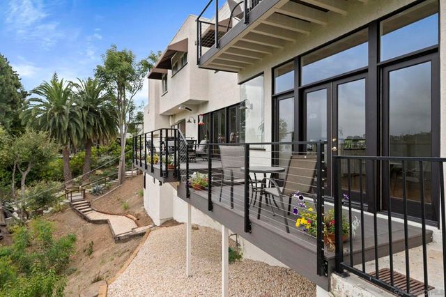 1052 N Kenter Ave, Los Angeles, CA 90049