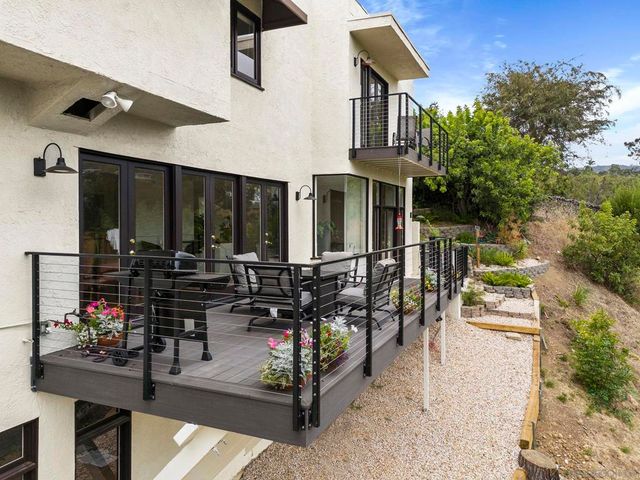 1052 N Kenter Ave, Los Angeles, CA 90049