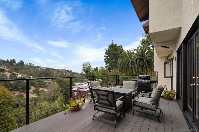 1052 N Kenter Ave, Los Angeles, CA 90049