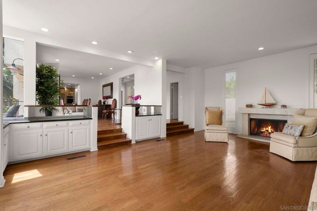1052 N Kenter Ave, Los Angeles, CA 90049