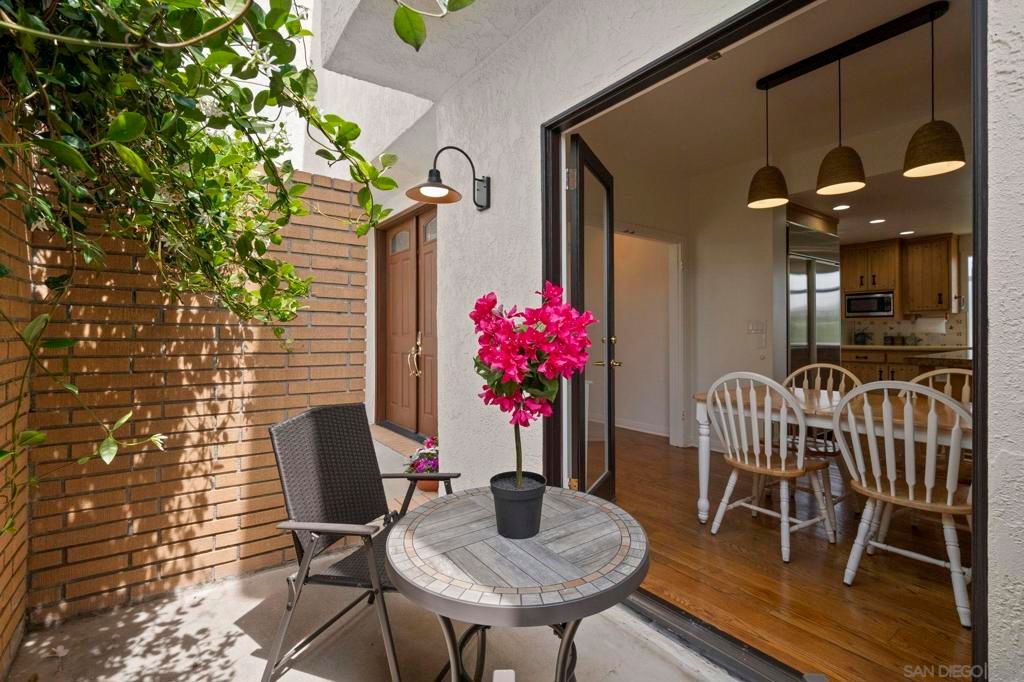 Image 15 of property listing at 1052 N Kenter Ave, Los Angeles, CA 90049