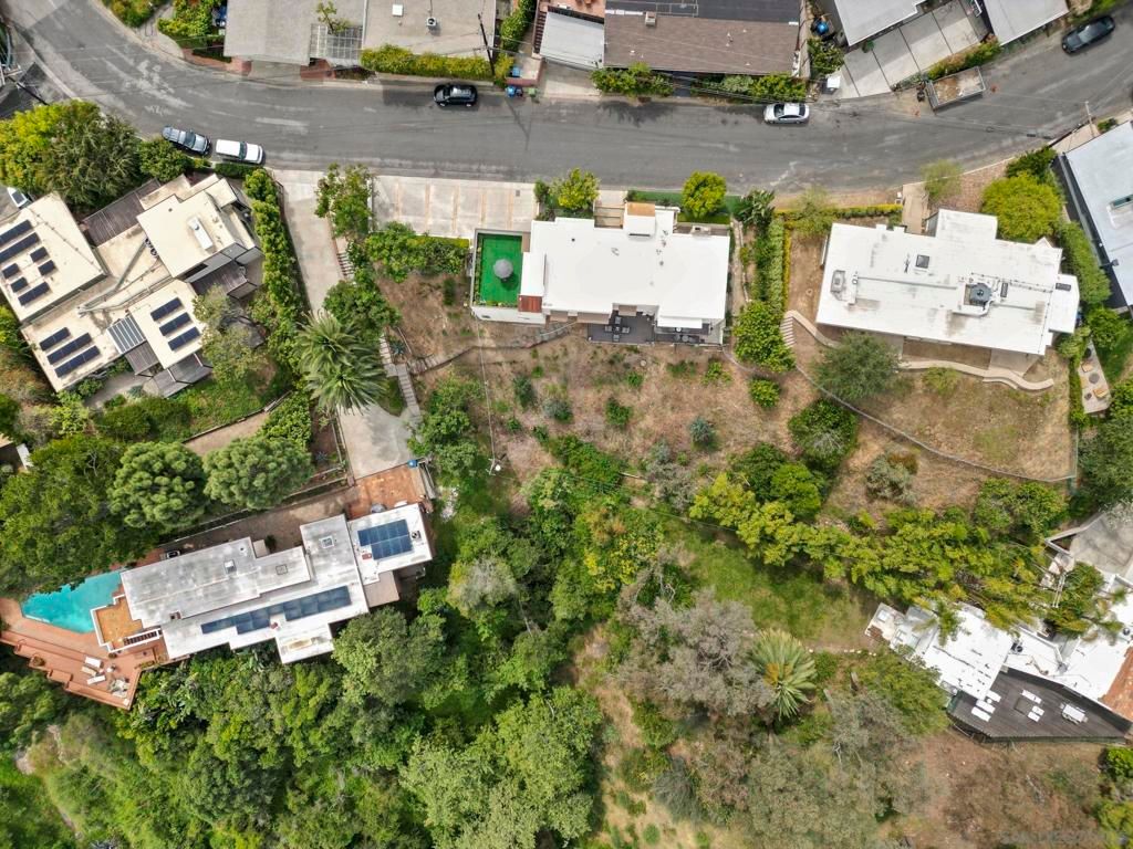 Image 27 of property listing at 1052 N Kenter Ave, Los Angeles, CA 90049
