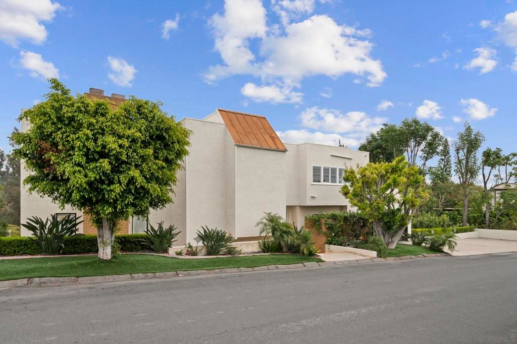 Image 29 of property listing at 1052 N Kenter Ave, Los Angeles, CA 90049