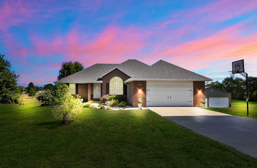 810 Moon Valley Road, Ozark, MO 65721