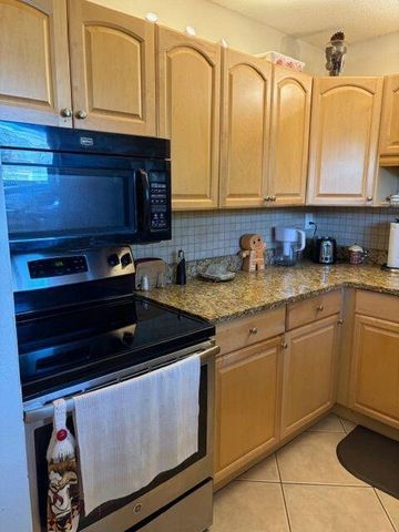 2562 Garden Drive N 305, Lake Worth, FL 33461
