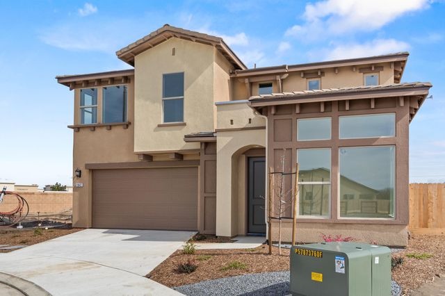 1842 Berlin Court W, Tulare, CA 93274