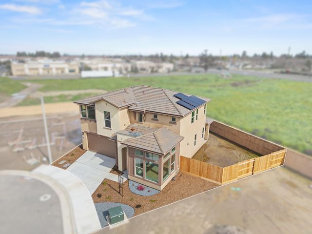 1842 Berlin Court W, Tulare, CA 93274
