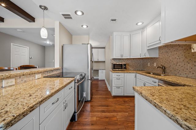 49 Briar Hollow Lane 401, Houston, TX 77027