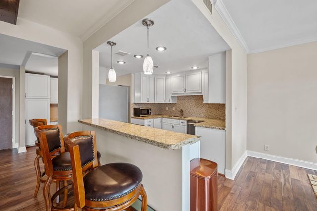 49 Briar Hollow Lane 401, Houston, TX 77027