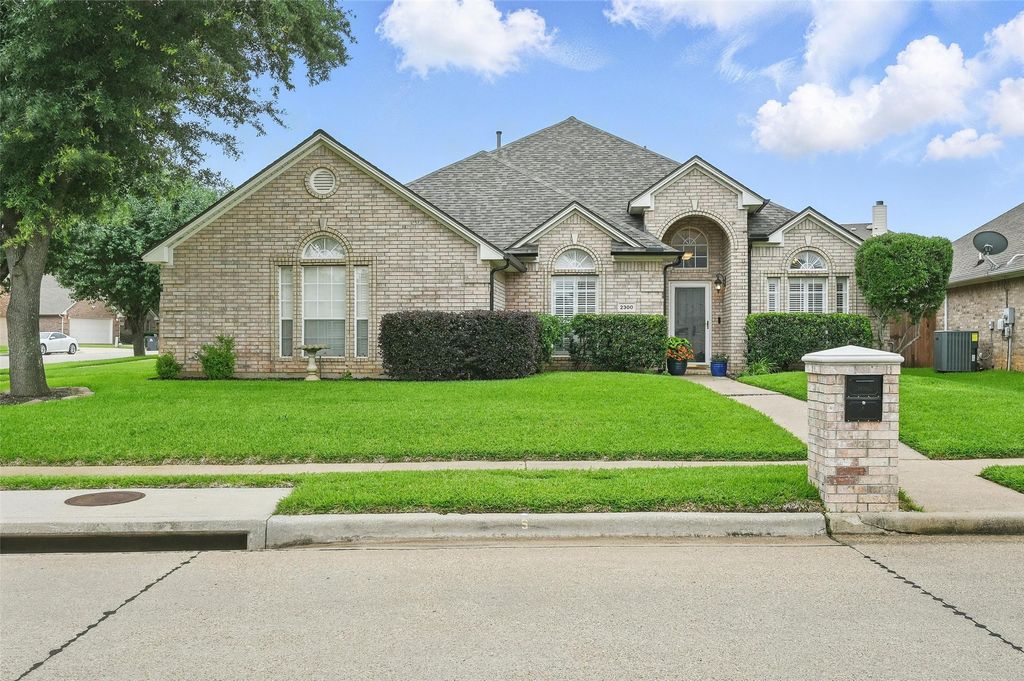2300 Glenmoor Drive, Arlington, TX 76001