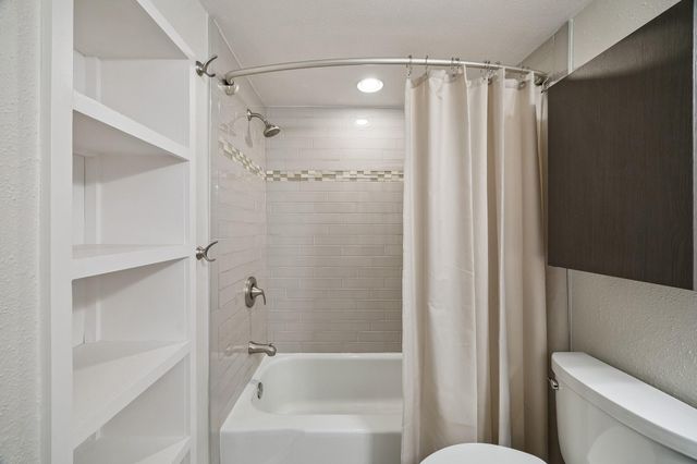 4629 Wild Indigo Street 589, Houston, TX 77027