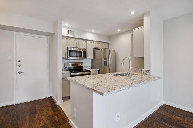 4629 Wild Indigo Street 589, Houston, TX 77027