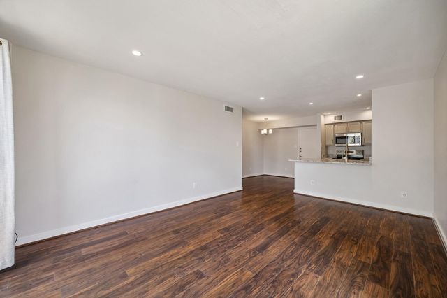 4629 Wild Indigo Street 589, Houston, TX 77027