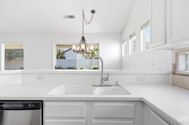 9709 Portland Rose Avenue, Bakersfield, CA 93311
