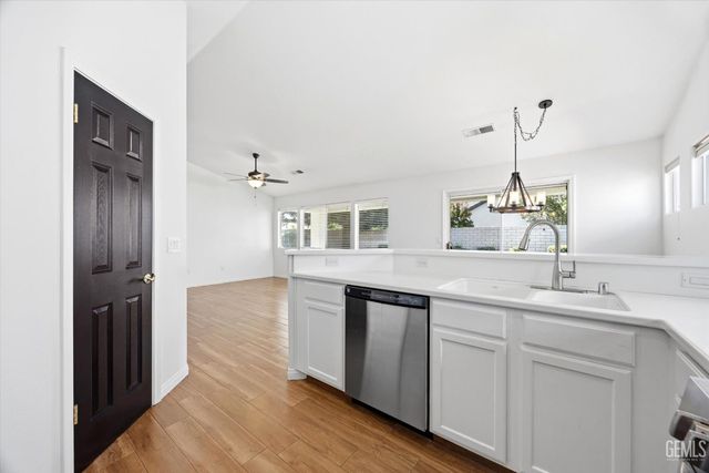 9709 Portland Rose Avenue, Bakersfield, CA 93311