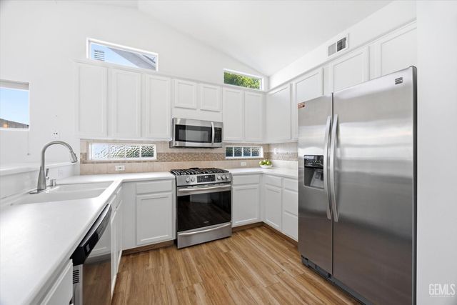 9709 Portland Rose Avenue, Bakersfield, CA 93311