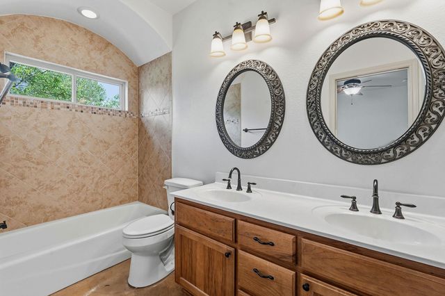 10215 Twin Lake LOOP, Dripping Springs, TX 78620