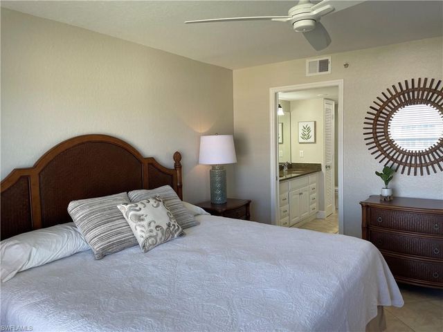 9640 Victoria Ln Apt 305, Naples, FL 34109