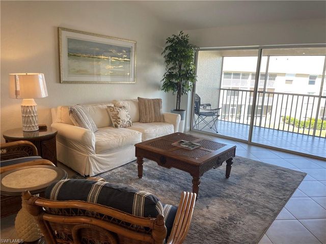 9640 Victoria Ln Apt 305, Naples, FL 34109