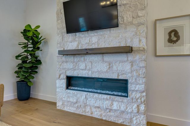 24236 Spur TRL, Spicewood, TX 78620