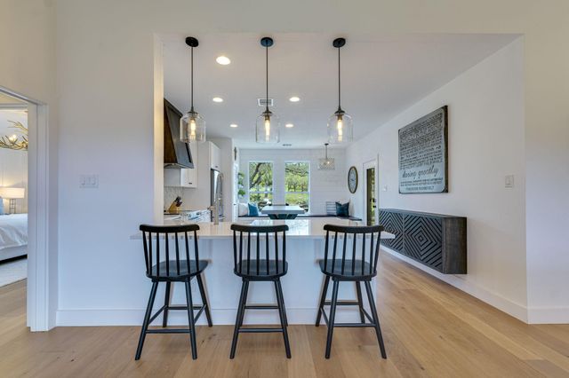 24236 Spur TRL, Spicewood, TX 78620