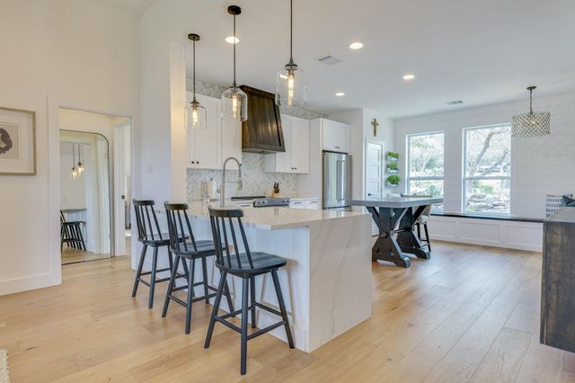 24236 Spur TRL, Spicewood, TX 78620