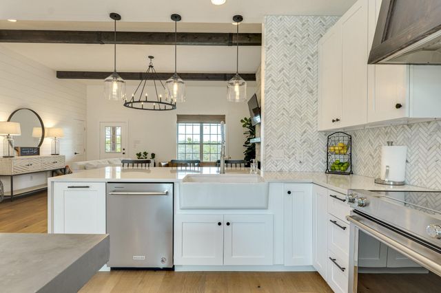 24236 Spur TRL, Spicewood, TX 78620