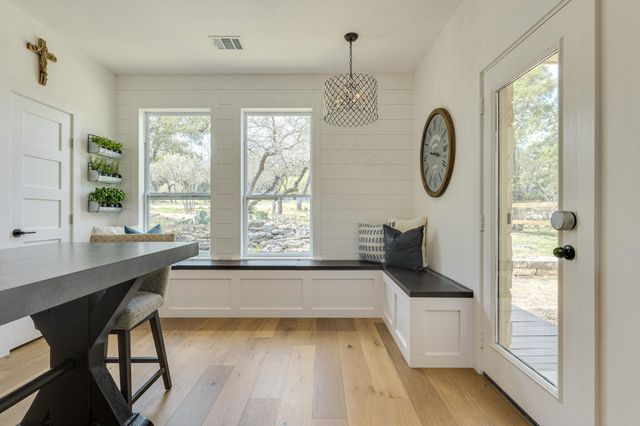 24236 Spur TRL, Spicewood, TX 78620