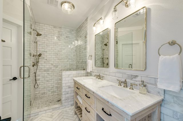 24236 Spur TRL, Spicewood, TX 78620