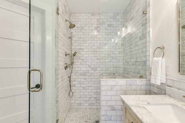 24236 Spur TRL, Spicewood, TX 78620