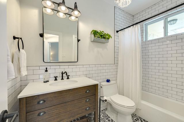 24236 Spur TRL, Spicewood, TX 78620