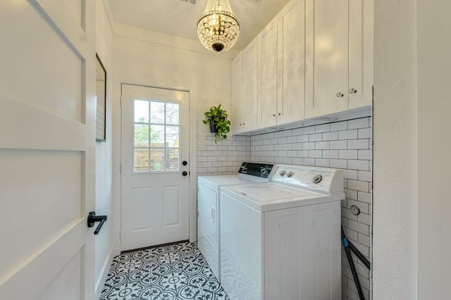 24236 Spur TRL, Spicewood, TX 78620