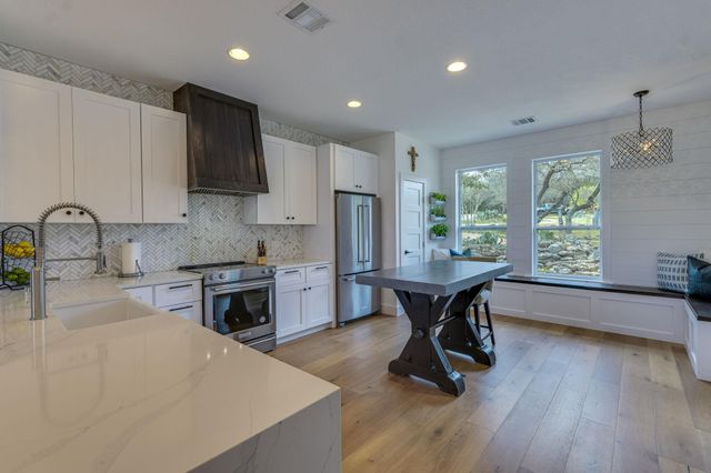 24236 Spur TRL, Spicewood, TX 78620