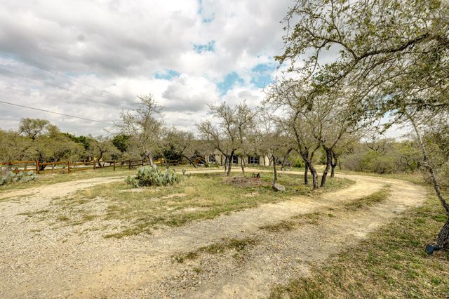 24236 Spur TRL, Spicewood, TX 78620
