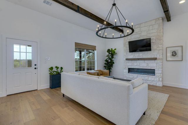 24236 Spur TRL, Spicewood, TX 78620